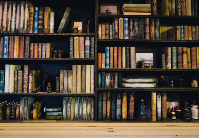 Afbeeldingen van Blurred Image many old books on bookshelf in library