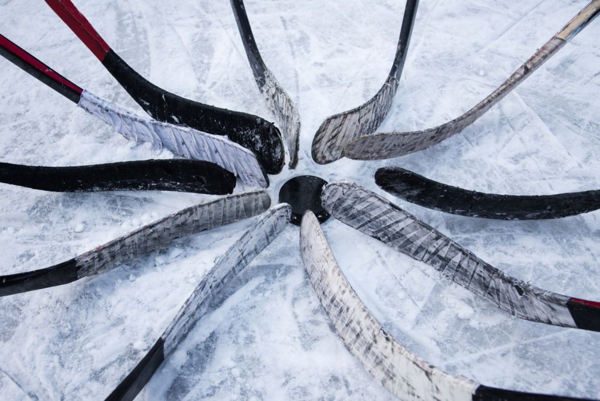 Picture of Hockey team put putter around the washer