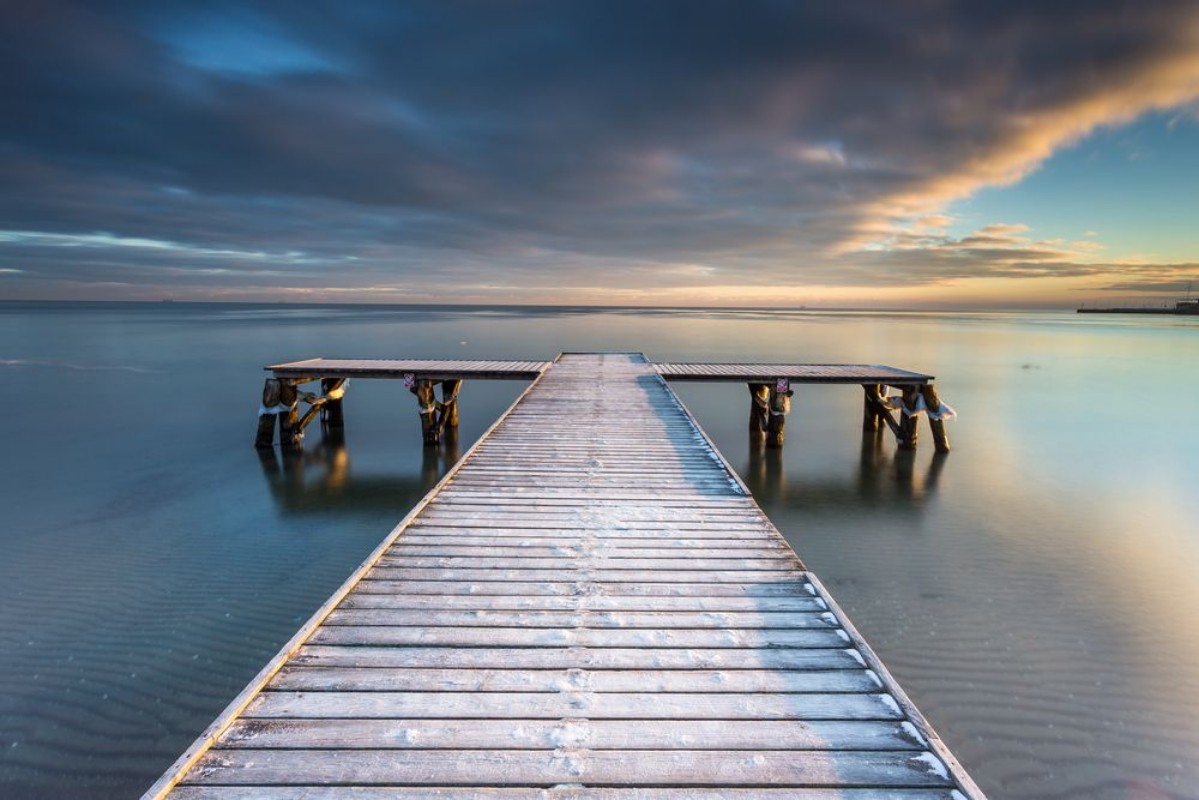Afbeeldingen van Early morning at frozen small pier at beach in Sopot Winter landscape in Sopot Poland