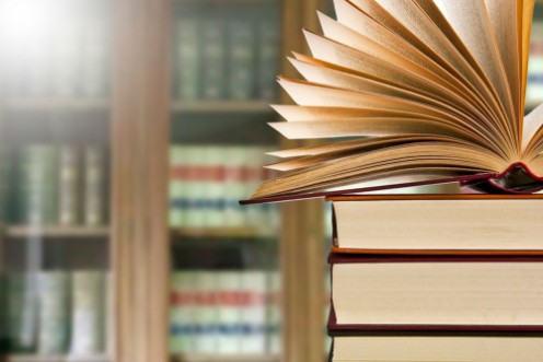 Bild von Book open in the library