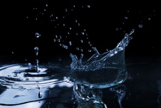 Ritratt ta’ Splash on the water surface