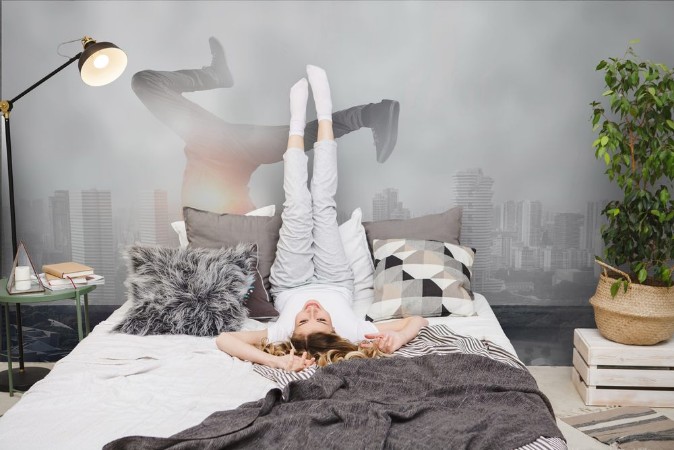 Afbeeldingen van B-boy performing some moves  Mixed media