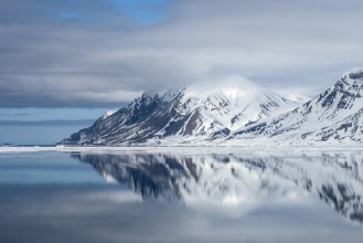 Pilt Mountain reflection with snow