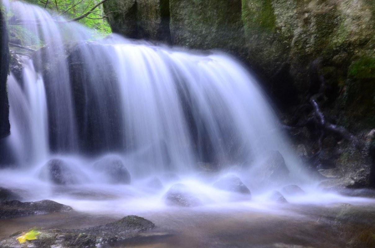 Picture of Wasserfall in der Ysperklamm mit Blatt im Herbst