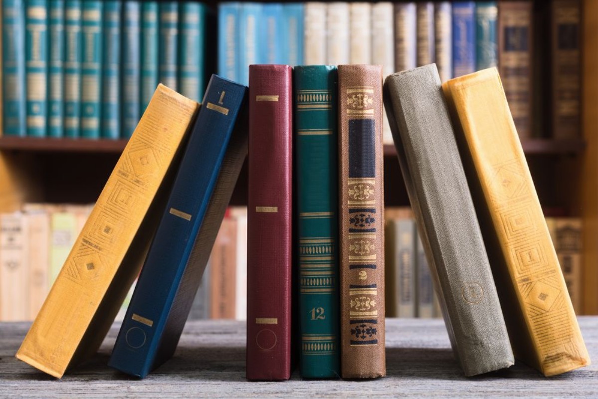 Image de Old books in the Library