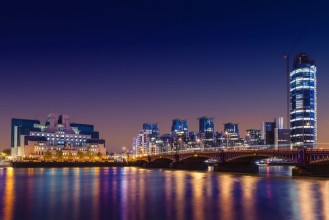 Afbeeldingen van MI6 Building St George Wharf The Tower and Vauxhall Bridge on the Thames at night London UK