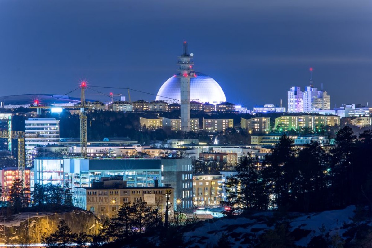 Afbeeldingen van Sickla med Globen i bakgrunden sett frn ett berg p Kvarnholmen 22