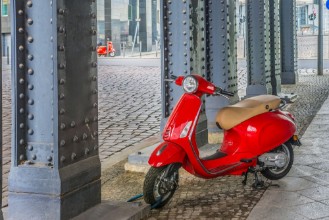 Picture of Rote Mofas unter einer Brcke in Berlin