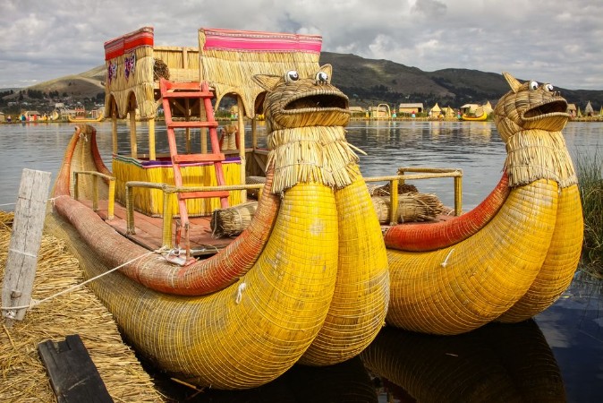 Pilt Traditional reed boat as transportation for tourists Islas es los Uros Lake Titicaca Peru