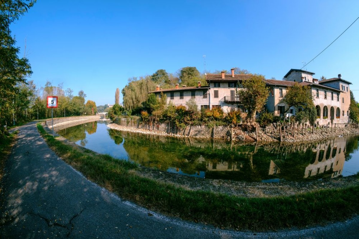 Image de House along Naviglio Grande Milan