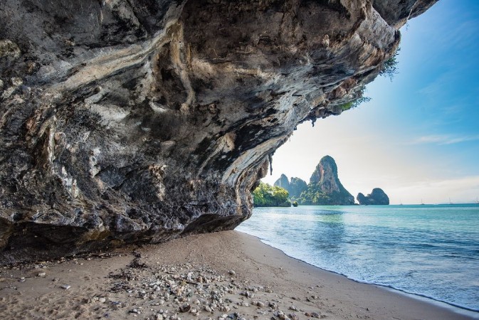 Bild på Tonsai wall with view of Railay beach - Krabi Thailand