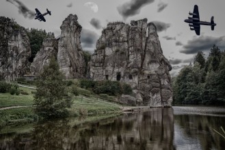 Picture of Zwei alte Kampfflugzeuge fliegen ber den  Externsteine
