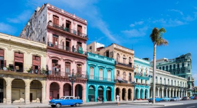 Afbeeldingen van Die Hauptstrae in Havanna Calle Paseo de Marti mit alten restaurierten Huserfronten und Oldtimer auf der Strae