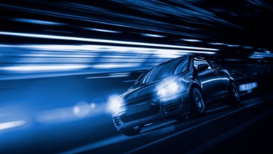 Picture of Schnelles Auto bei Nacht in einer Stadt