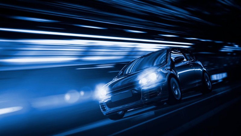 Afbeeldingen van Schnelles Auto bei Nacht in einer Stadt