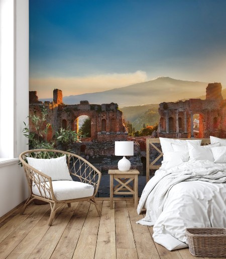 Obrázek Particular of Ancient theatre of Taormina with Etna erupting volcano at sunset