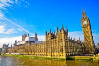 Afbeeldingen van View of the Houses of Parliament with sunny sky in the background