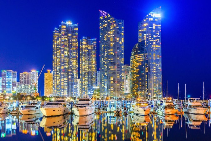 Afbeeldingen van Busan city skyline view at Gwangalli beach Haeundae district Yacht parking at modern building architecture Haeundae beach Busan South Korea