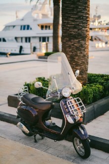 Afbeeldingen van Retro Scooter for hipsters on the streets of Croatia and Montenegro A small malotrade moped
