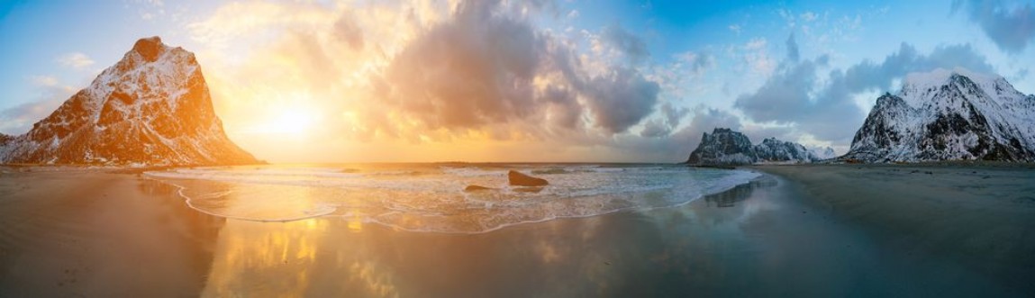 Image de Sunrise in arctic sea and mountain in horizon