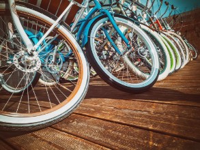 Afbeeldingen van Many bikes in a row on the street Bicycle parking Colored bicycles on the street