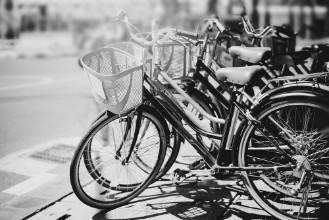 Afbeeldingen van Black and white travel bicycle for rent in urban vintage color effect