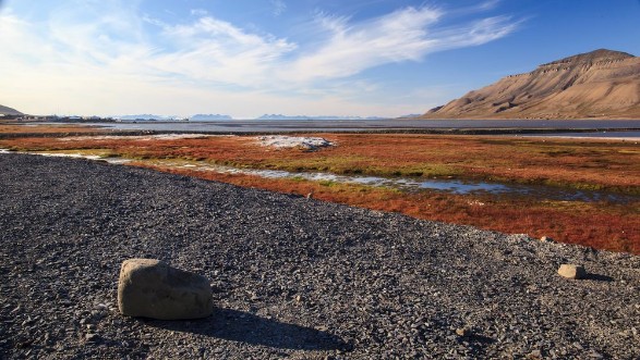 Image de Northern arctic landscape Coast of the ocean and mountains in the background are visible houses and ships Surroundings of Longyearbyen Svalbard archipelago Svalbard island Norway