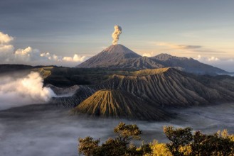 Bild vun Mount Bromo volcano after eruption Java Indonesia