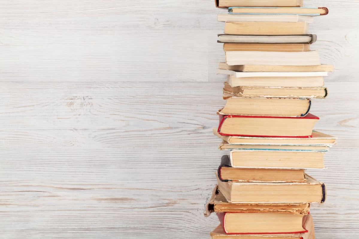 Afbeeldingen van Stack of old books