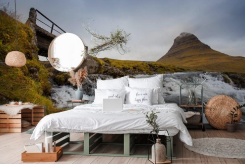 Image de Cold water in Iceland Waterfall in rocky mountains Fresh and green grass Beautiful mountain range in the backgrond