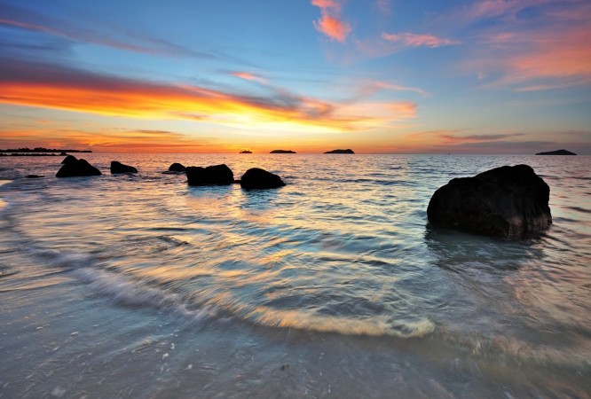 Afbeeldingen van Sunset in a rocky beach in Borneo Malaysia