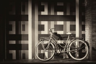 Imagem de BIcycle against a wall