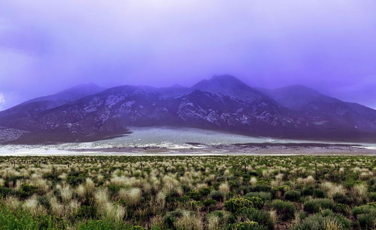 Afbeeldingen van Dramatic fog coveredmountain and ranch field before a storm southern Colorado