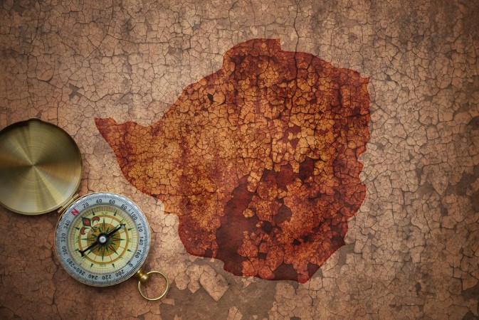 Afbeeldingen van Map of zimbabwe on a old vintage crack paper