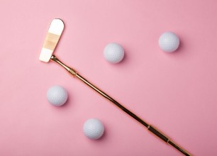 Image de Luxury golden golf club with golf balls isolated on pink background