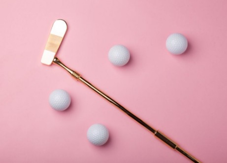 Obrázek Luxury golden golf club with golf balls isolated on pink background