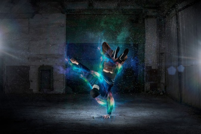 Afbeeldingen van B-boy performing some moves  Mixed media