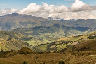 Afbeeldingen van View of the Valley and Mountains High Above Quito Ecuador 