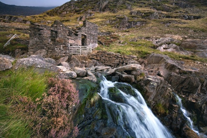 Afbeeldingen van Derelict mine building off the watkins path snowdonia wales
