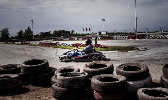 Bild på Man drive go kart on track