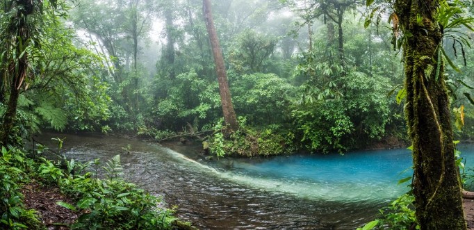 Afbeeldingen van Rio Celeste blue acid water color mixing in Costa Rica