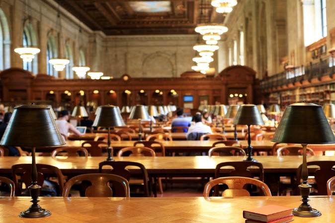 Afbeeldingen van Books on the table in the reading room in the library