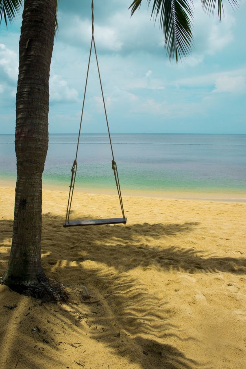 Afbeeldingen van Sandstrand mit Palme und Schaukel