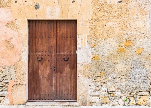 Afbeeldingen van Alte Haustr Holz Braun mit Stein Mauer Putz Alt