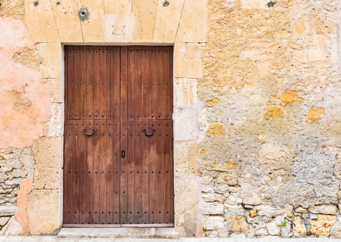 Afbeeldingen van Alte Haustr Holz Braun mit Stein Mauer Putz Alt