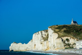 Image de Chalk cliffs in Etretat with church Notre-Dame de la Garde