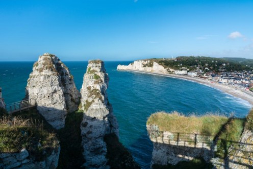 Εικόνα της Chalk cliffs in Etretat with church Notre-Dame de la Garde