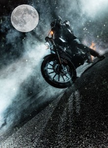 Afbeeldingen van High power motorcycle chopper at night