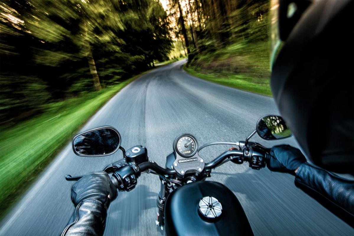 Afbeeldingen van Man seat on the motorcycle on the forest road