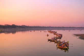 Image de Traditional burmese boats on Taungthaman Lake at sunset in Amarapura Mandalay Myanmar